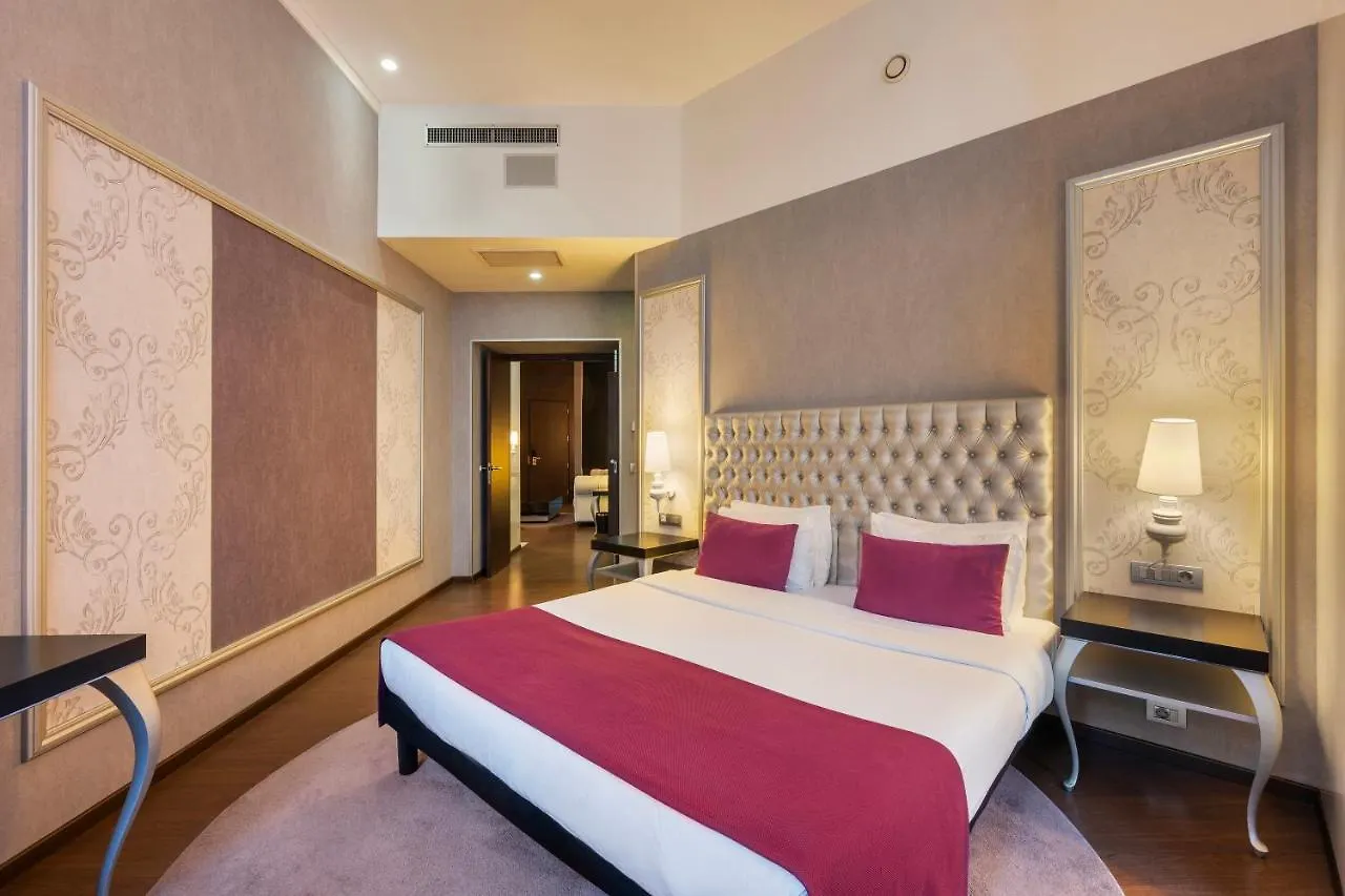****  Ikonik Parlament Hotel Budapest Hungary
