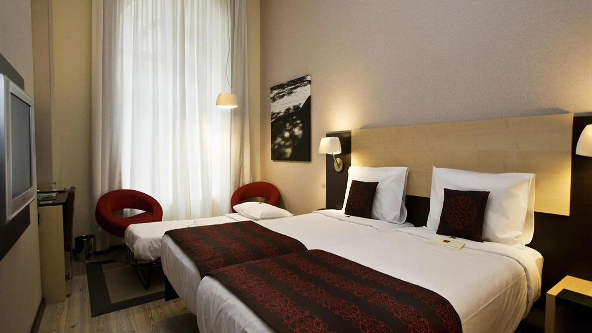 ****  Ikonik Parlament Hotel Budapest Hungary